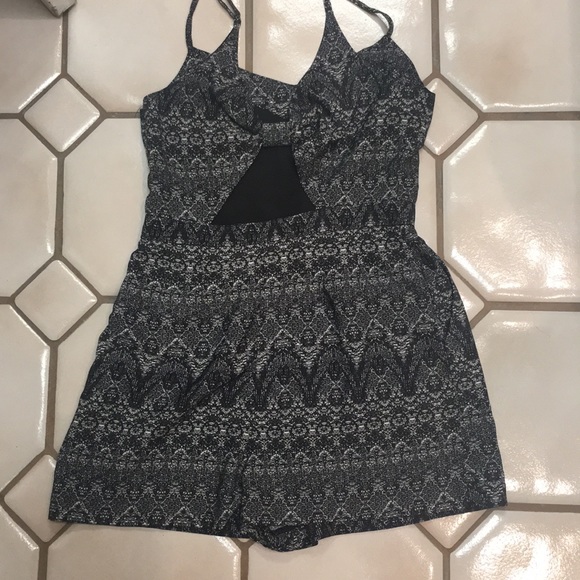 Open Back Pattern Wet Seal Romper - Picture 3 of 3